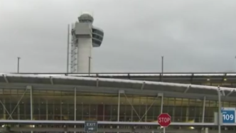 美国纽约肯尼迪机场塔台漏水，数百架航班延误或改降