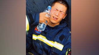 消防员灭火后中暑，同伴给他浇水降温