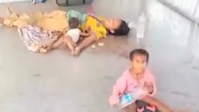 印度一母亲突然晕倒，2岁女孩独自寻求警察帮助