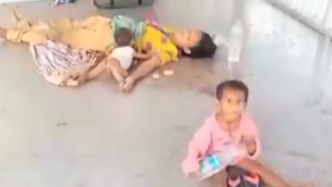 印度一母亲突然晕倒，2岁女孩独自寻求警察帮助