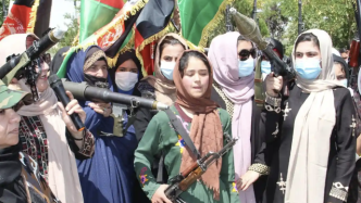 美国撤军后，阿富汗女性拿起武器准备战斗