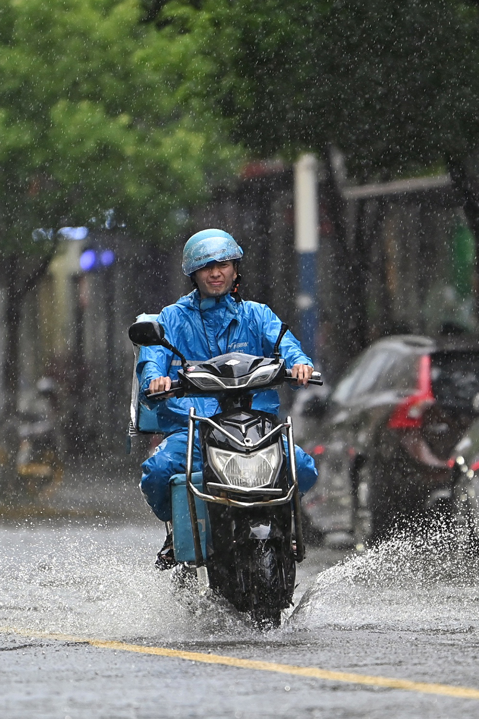 2021年7月8日午后,上海市闵行区黄桦路,一位外卖小哥穿梭在暴雨中