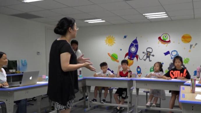 “家长持证上岗”引关注，学校：希望能让家长更了解孩子