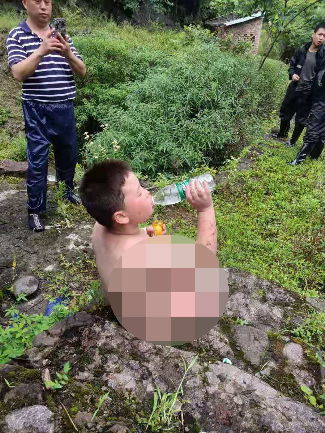 重庆7岁男童随家人采菌走失被困,警方组织近千群众搜救寻回