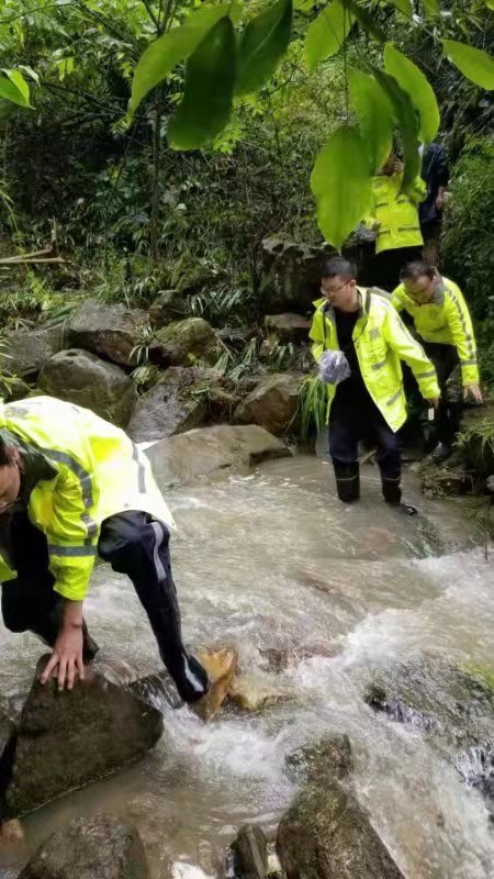 重庆7岁男童随家人采菌走失被困,警方组织近千群众搜救寻回