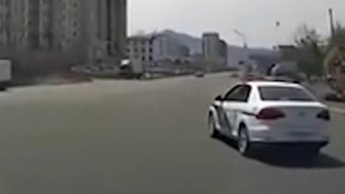 父亲高速上突发心脏病，儿子找不到医院时恰好碰到警车