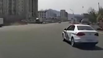 父亲高速上突发心脏病，儿子找不到医院时恰好碰到警车