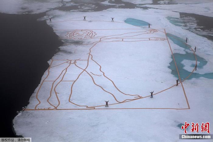 资料图：艺术家约翰奎格利在北极海冰上制作了一幅达芬奇名画“维特鲁威人”，以此呼吁人们关注自然，关注气候。