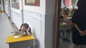 老师在教室外为女儿设小课桌，同事：孩子生病了没人照顾