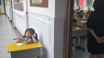 老師在教室外為女兒設小課桌，同事：孩子生病了沒人照顧