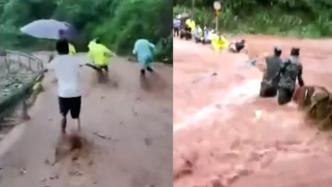 云南一名货车司机被困洪流，民警弃车徒步救援