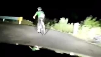 暖心！司機黑夜里用車燈為騎行女子照明
