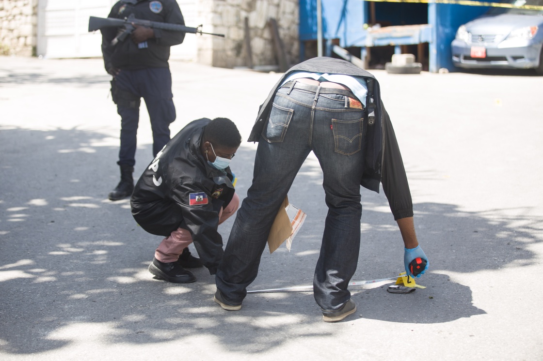 7月7日，在海地太子港，工作人员在海地总统莫伊兹的住所旁开展调查。新华社 图