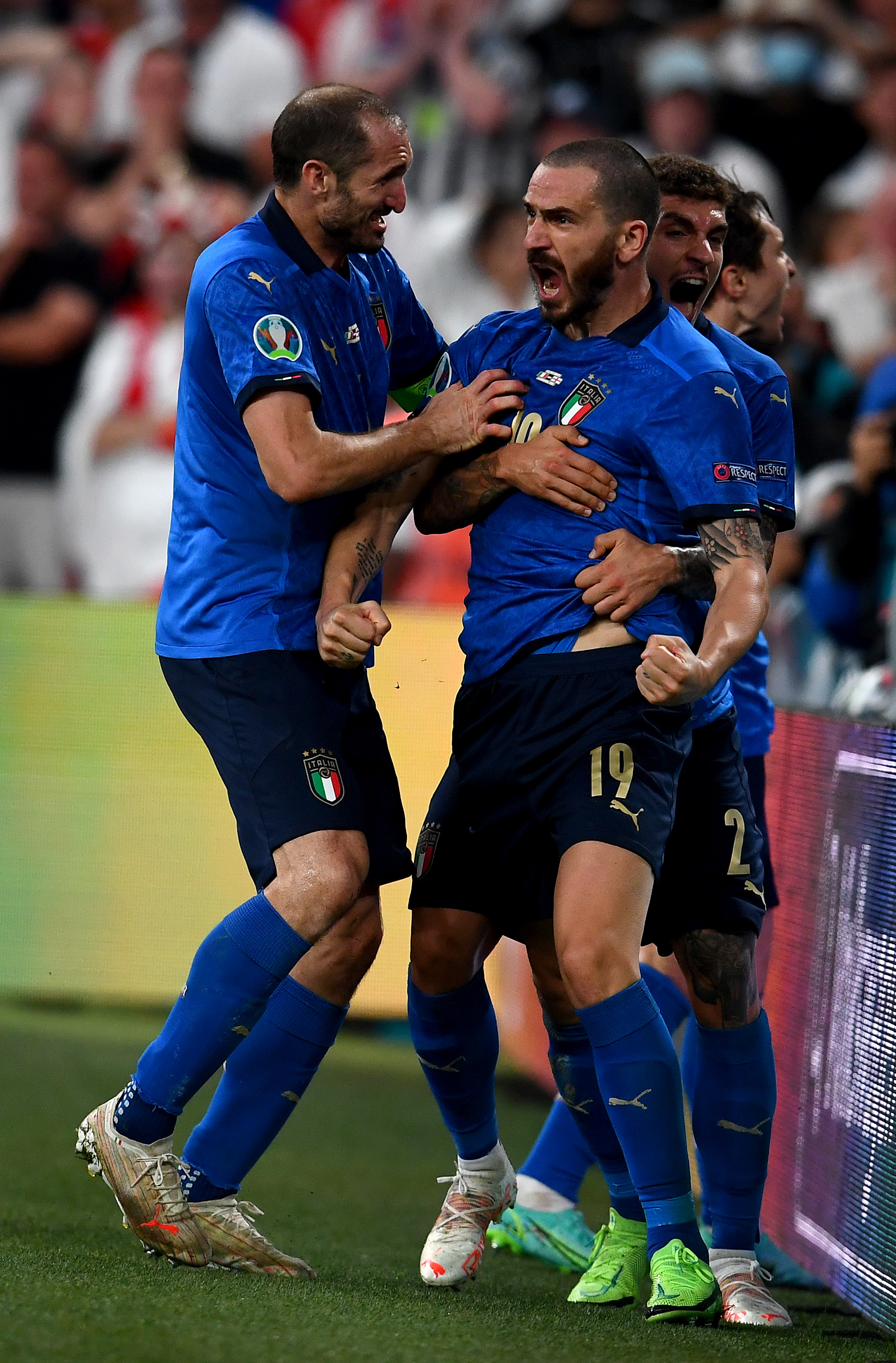 基耶利尼和博努奇为意大利带来了欧洲杯冠军。
