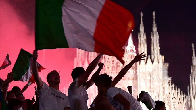 举国欢腾庆祝夺冠，意大利球迷连巴黎都“攻占”了