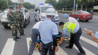高温天多名老人路上中暑，上海民警紧急救助迅速送医