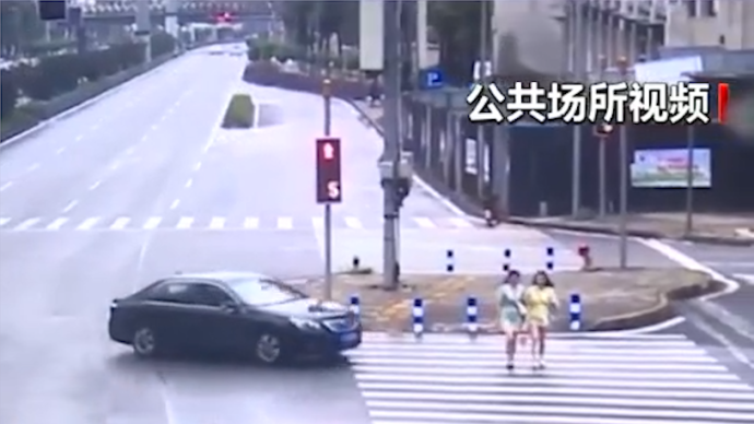 两名女子无视红灯过马路，下一秒双双被撞飞