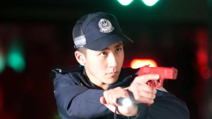 警校生在公交上临危不惧抓住小偷,公安大学为其记个人三等功