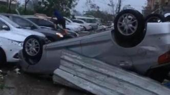 山东莘县遭龙卷风袭击，汽车从小区被“吹”出掀翻