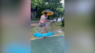 双胞胎穿雨衣躺水坑玩耍，妈妈：他们在模仿小猪佩奇