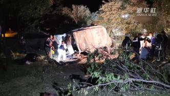 土耳其一载非法移民巴士发生翻车，已致12死26伤