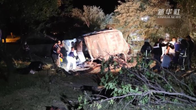 土耳其一载非法移民巴士发生翻车，已致12死26伤