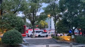 江苏苏州市吴江区一酒店发生倒塌事故：有被困人员，正救援