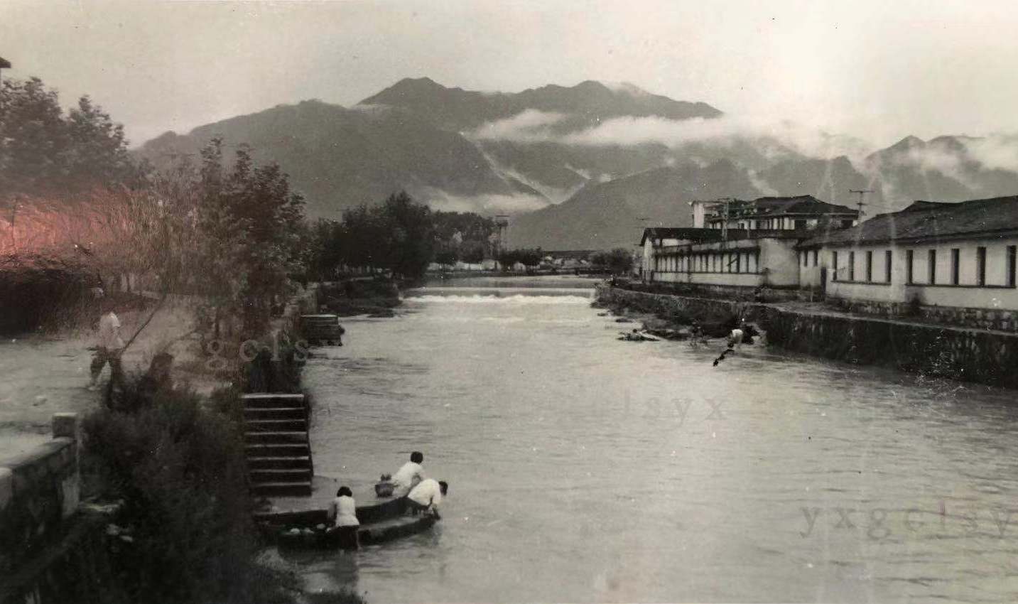 上世纪七十年代的黟县漳河与酒厂景