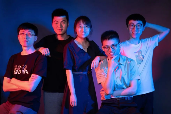 左起：柯檬、林世翼、闫浈、吴建平、张寓琪 西湖大学网站 图