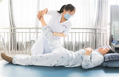 7月3日，在河南省焦作市温县养老护理院医养中心，一名医生为一位老人进行康复治疗。 徐宏星 摄（人民视觉）