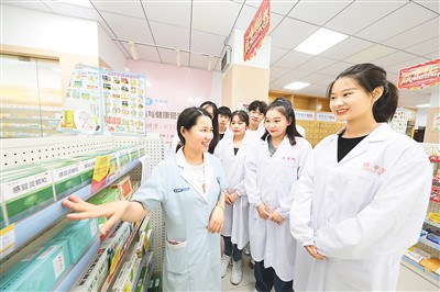 7月5日，在江苏食品药品职业技术学院某药房实训基地，暑期中的药学院学生正在进行药学服务实训。 王昊 摄（人民视觉）