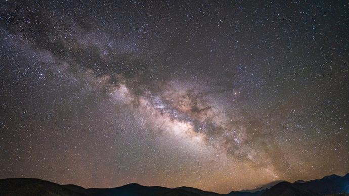 七月和八月，中国公众可赏“银河落九天”天文奇景