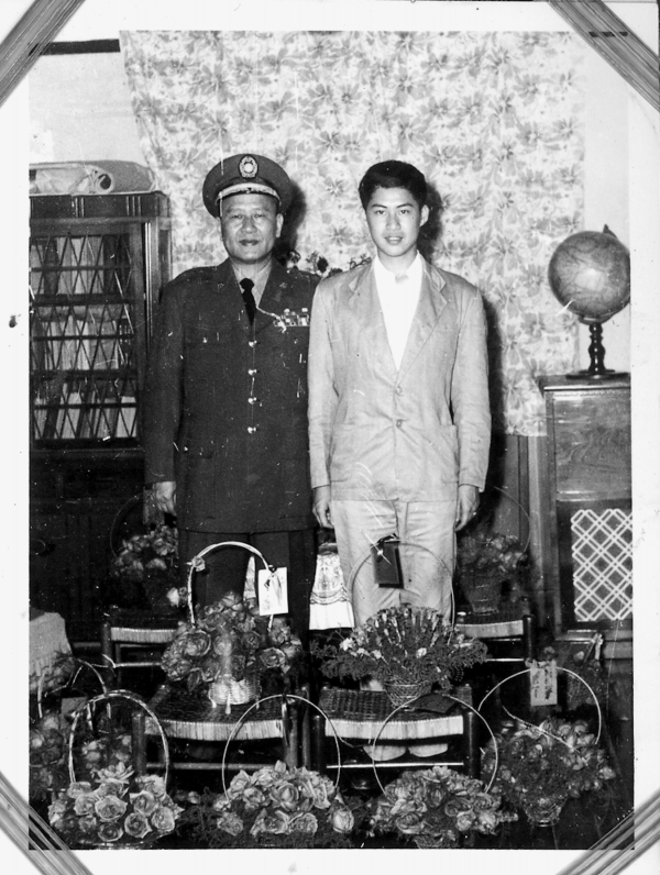 二十一岁的白先勇（右）重考回台大外文系，白崇禧（左）穿戴一身军装，和儿子在家中合照。