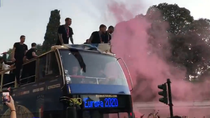 球迷簇拥，意大利国家队巡游庆祝欧洲杯夺冠