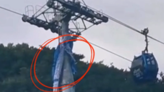 视频｜浙江一景区内滑翔伞撞上缆车，教练和游客高空坠落