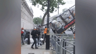 抗议废料出口，环保人士在英首相府门外倾倒625公斤垃圾