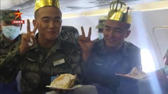 双胞胎新兵在进藏飞机上过18岁生日