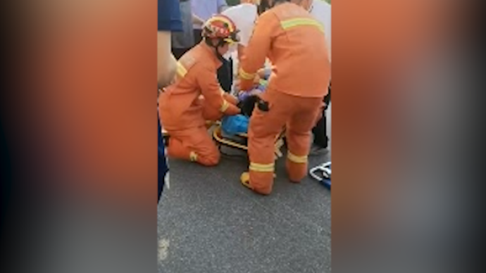 上海一轿车斑马线撞倒两名环卫工致一死一伤，市民抬车救伤者