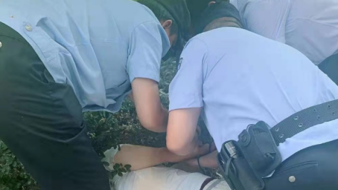 安徽一男子踢打保潔員后持刀到小區(qū)物業(yè)辦公室時，被群眾制止