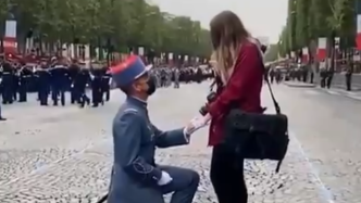 浪漫的法国人！士兵在国庆阅兵前向女友求婚