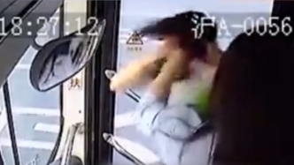 揪头发、用高跟鞋砸……上海两女子在公交车上互殴均被行拘