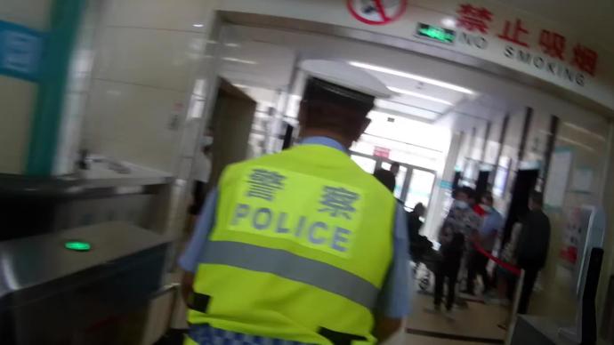 孕妇临产羊水破裂，民警警车开道紧急送医：母子平安