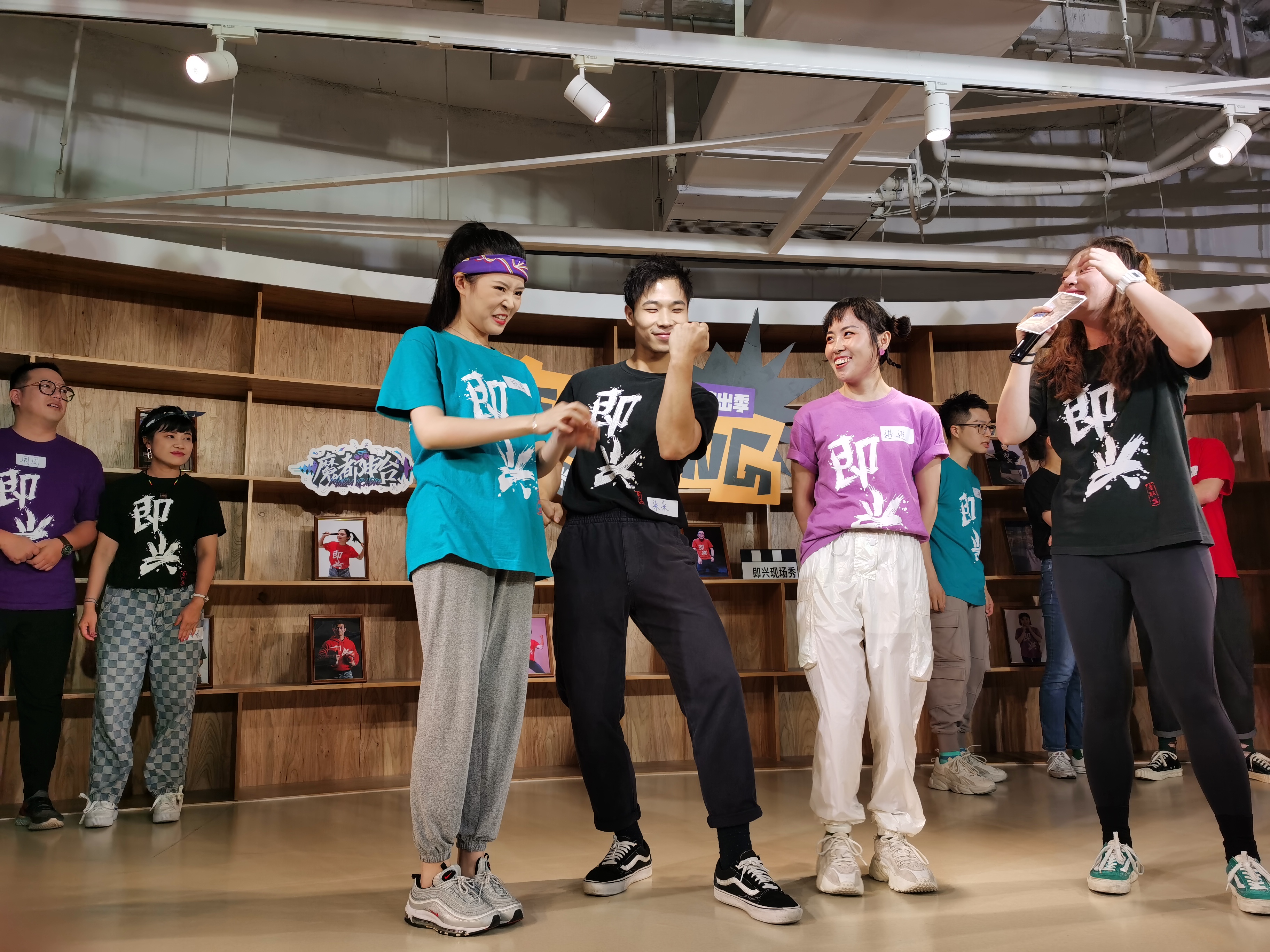 欢笑不断这场咖啡吧里举行的即兴表演俘获了年轻人的心