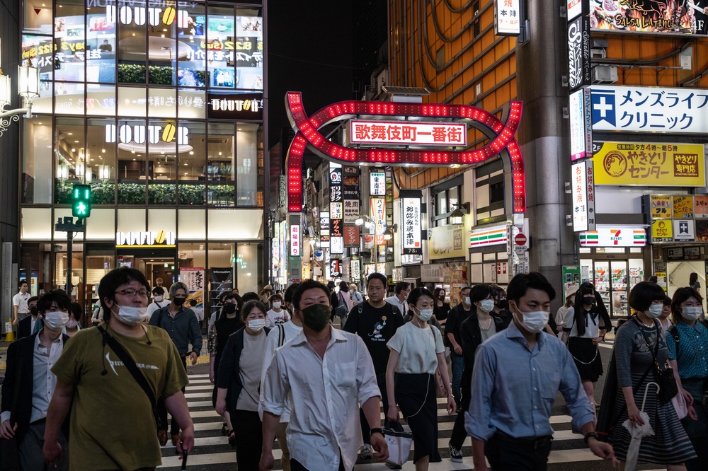 当地时间2021年7月14日,日本东京,新冠疫情形势日益严峻的东京的街头.