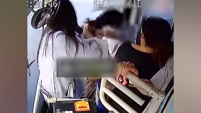 上海两女子公交车上互殴致一人血流满面，目前两人已被行拘