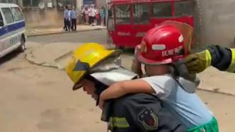 居民楼遇火情，小男孩被消防员背出后鞠躬感谢