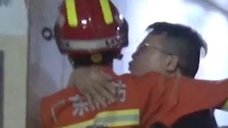 被困电梯男子获救后，欲亲吻消防员遭拒