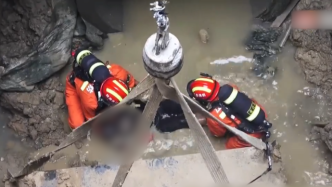 轿车失控冲破护栏撞飞2名工人，1人坠落深水坑