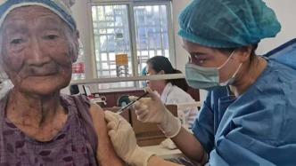 安徽界首107岁老人主动接种新冠疫苗，为该市最年长受种者