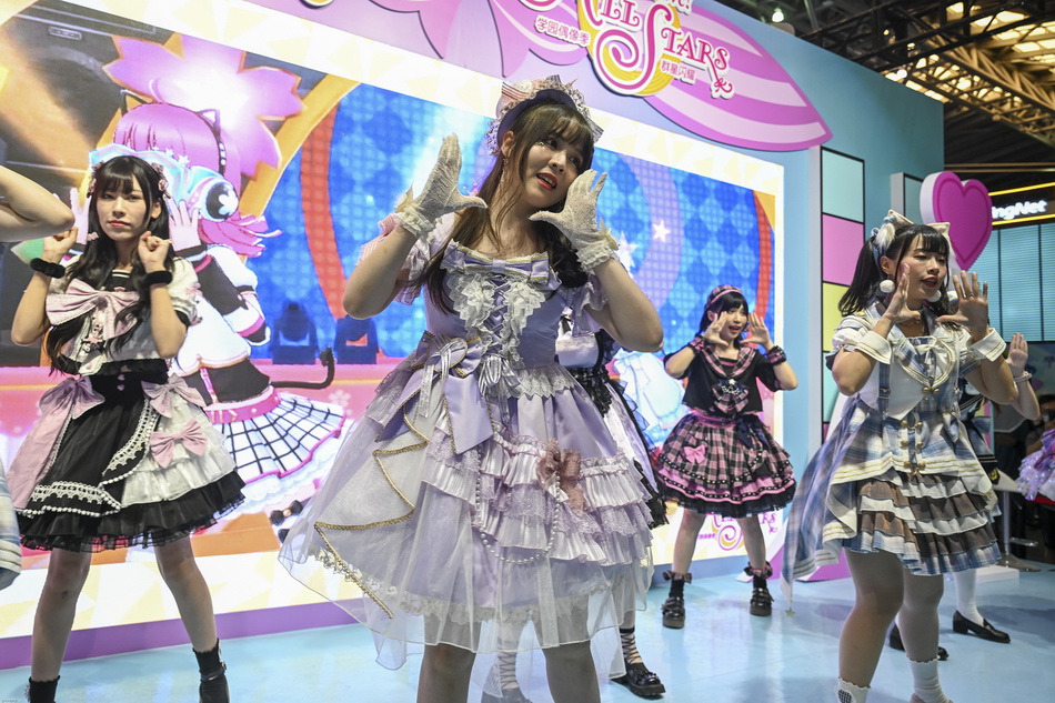 coser在学园偶像季展区表演.